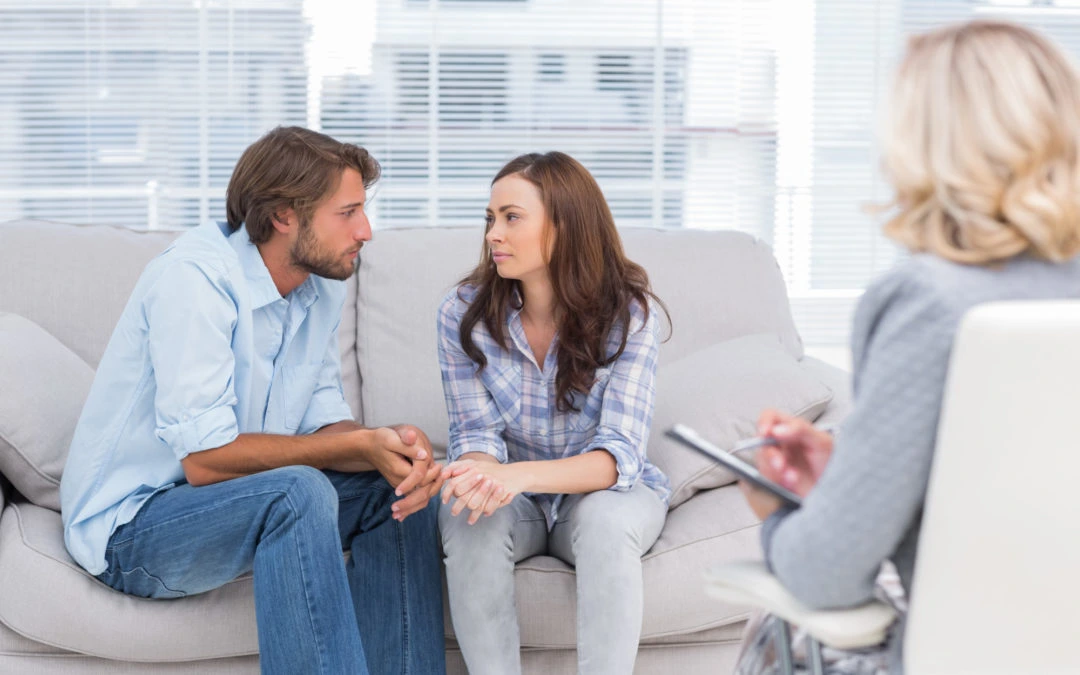 Professional psychologist providing couple counseling therapy to a husband and wife during a confidential relationship counseling session in Lahore to improve communication, trust, and emotional well-being.
