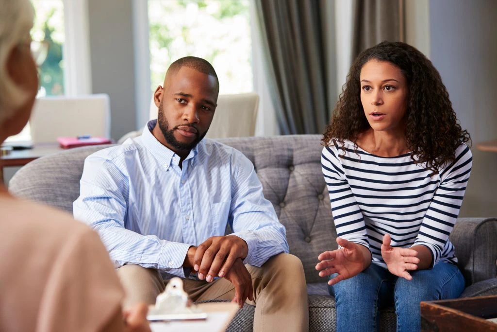 Professional psychologist providing confidential couple counseling therapy to a husband and wife during a relationship counseling session in Lahore to improve communication, trust, and emotional connection.