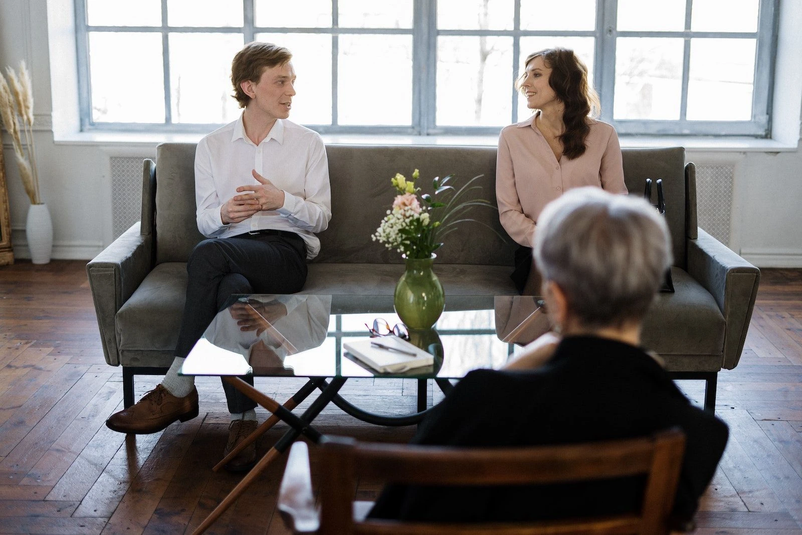 Professional psychologist conducting a confidential couple therapy session with a husband and wife to improve communication, trust, emotional connection, and relationship health in Lahore.