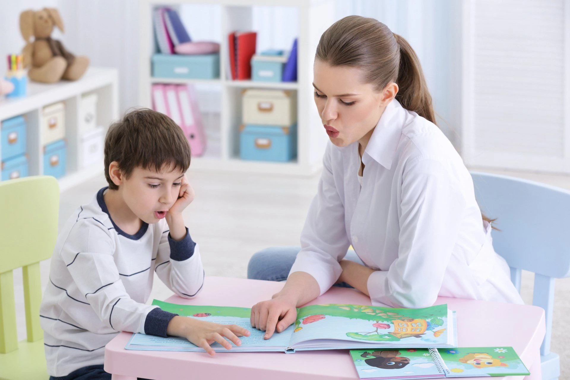 Special education teacher providing one-on-one learning support to a slow learner child using personalized teaching methods to improve reading, comprehension, attention, and academic skills in Lahore.